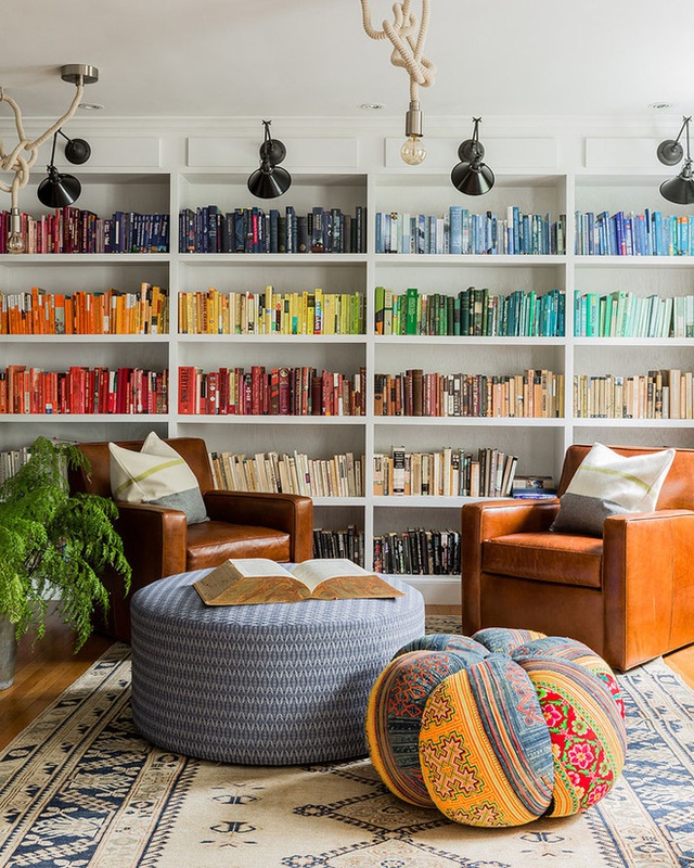 1. Không phải góc lưu trữ sách nào cũng nhàm chán, đơn điệu với những cuốn sách dày và nặng, bạn có thể một góc đọc đầy màu sắc như thế này trong ngôi nhà mình.