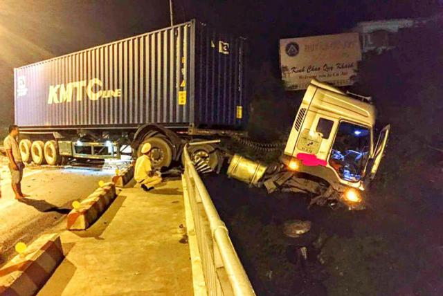 Chiếc container treo lơ lửng tr&ecirc;n th&agrave;nh cầu. Ảnh: Minh Qu&yacute;.