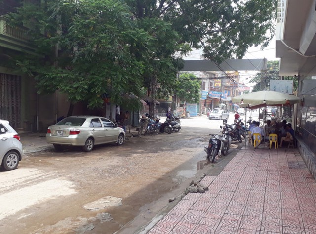 Hiện trường vụ &aacute;n mạng c&aacute;ch trụ sở C&ocirc;ng an huyện B&igrave;nh Xuy&ecirc;n gần 100 m. Ảnh: Ho&agrave;ng Lam.