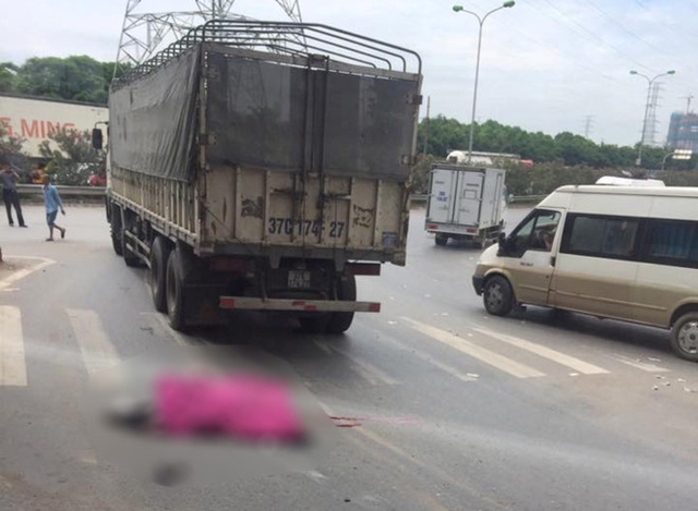 Hiện trường tai nạn khiến cô gái trẻ điều khiển xe máy tử vong tại chỗ. Ảnh: CTV.