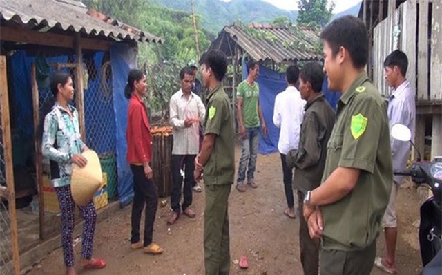 Bà con hàng xóm đến chia sẻ gia đình ông Phạm Văn Sang