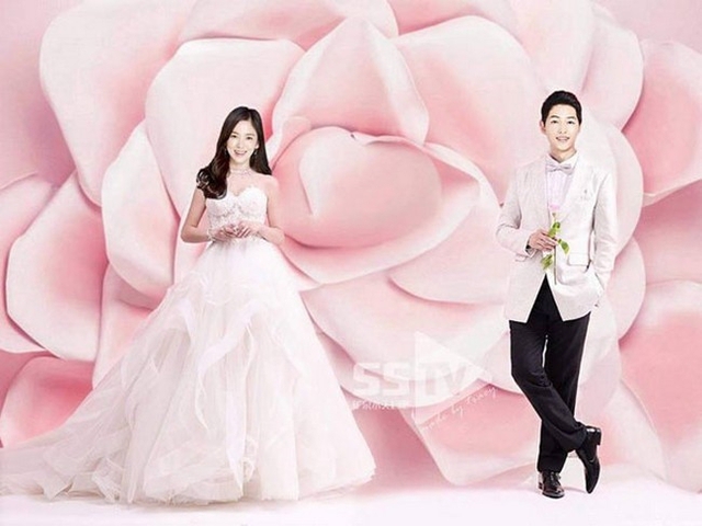
Đầu tiên là ảnh cưới của cặp đôi. Vốn là những nghệ sĩ sở hữu vẻ ngoài đẹp nức tiếng nên dù Song Joong ki và Song Hye Kyo chỉ chụp theo phong cách đơn giản cũng làm bộ ảnh cưới trở nên ngọt ngào.
