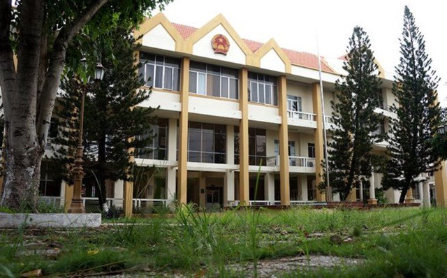 
Trụ sở cũ của UBND TP Thủ Dầu Một bỏ hoang, nằm ngay mặt tiền quốc lộ 13 sẽ được UBND tỉnh B&igrave;nh Dương b&aacute;n đấu gi&aacute; trong thời gian tới.

