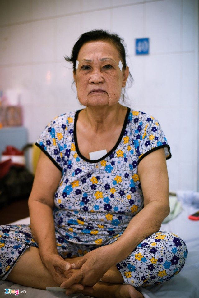 
Mỗi lần nhập viện, bà chỉ có mỗi bộ quần áo để mặc. Ảnh: Nguyễn Bá Ngọc.
