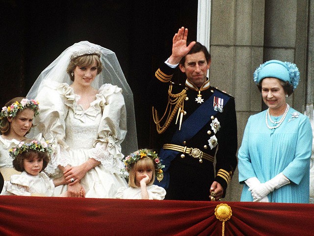 
Công nương Diana và Thái tử Charles kết hôn với nhau phần nhiều là do mai mối của người bạn Nữ hoàng Elizabeth, đồng thời là bà ngoại của Diana.
