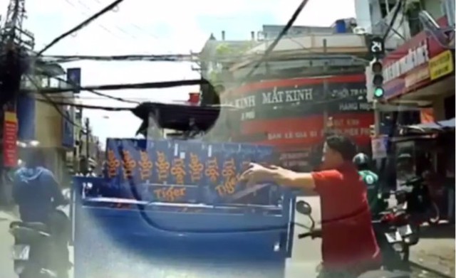 Nam thanh ni&ecirc;n th&ograve; tay lấy th&ugrave;ng bia tr&ecirc;n xe ba b&aacute;nh. Ảnh cắt từ clip.

H&agrave;nh động diễn ra trước mặt nhiều người nhưng do anh ta qu&aacute; nhanh tay n&ecirc;n kh&ocirc;ng ai kịp phản ứng.

Ngay sau khi clip đăng tải, rất nhiều lượt chia sẻ, b&igrave;nh luận ph&ecirc; ph&aacute;n h&agrave;nh động đ&aacute;ng xấu hổ của nam thanh ni&ecirc;n.

Bạn Hải Tiến b&igrave;nh luận: &ldquo;Đ&uacute;ng l&agrave; l&ograve;ng tham con người thật kh&oacute; tả... lấy tự nhi&ecirc;n cứ như l&agrave; của m&igrave;nh vậy&rdquo;. &ldquo;Chắc n&oacute;ng qu&aacute; thanh ni&ecirc;n mượn tạm về uống, chỉ khổ anh l&aacute;i xe giao h&agrave;ng th&ocirc;i&rdquo;, Đinh Triệu Kh&ocirc;i h&agrave;i hước.




Ng&atilde; 3 giao cắt Điện Bi&ecirc;n Phủ - T&ocirc;n Thất Hiệp (chấm đỏ) nơi xảy ra vụ việc. Ảnh: Google Maps.


