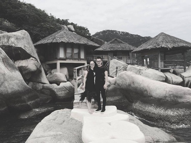 
Ngày 10/7, trên tài khoản Instagram, Linh Nga đăng tải hình ảnh công khai bạn trai Tuấn Moon. Hình ảnh cặp đôi hạnh phúc đi du lịch ở khu nghỉ dưỡng và tận hưởng khoảnh khắc lãng mạn được nhiều bạn bè của họ nhấn like ủng hộ. Ảnh: Instagram.

