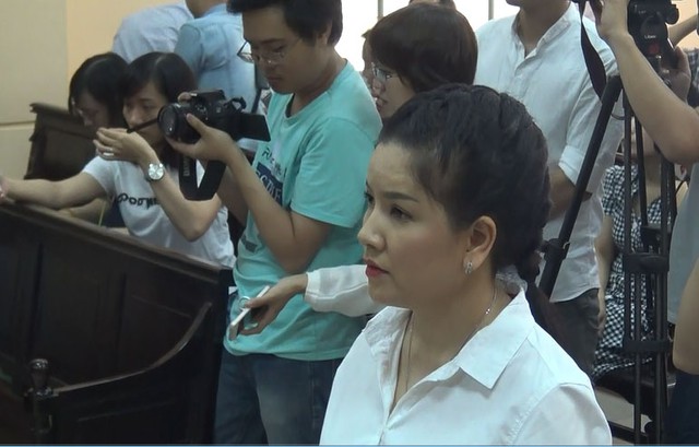 
Diễn viên Ngọc Trinh nghe tuyên án
