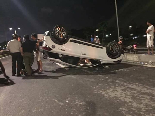 Chiếc &ocirc; t&ocirc; lật ngửa giữa đường sau khi đ&acirc;m v&agrave;o dải ph&acirc;n c&aacute;ch.
