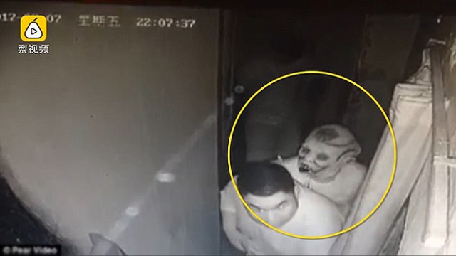 
Anh Zhai nắm tay con ma d&ograve; dẫm trong b&oacute;ng tối.
