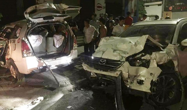 Vụ tai nạn giữa &ocirc; t&ocirc; v&agrave; taxi tại ng&atilde; tư đường Hoa Hồng - Hoa Lan (P.2, Q.Ph&uacute; Nhuận) khiến 1 người tử vong v&agrave; 2 người kh&aacute;c bị thương rạng s&aacute;ng 9/7