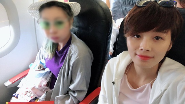 Mẹ con Bella cùng chị Linh trên chuyến bay 13h50. Ảnh: Facebook.