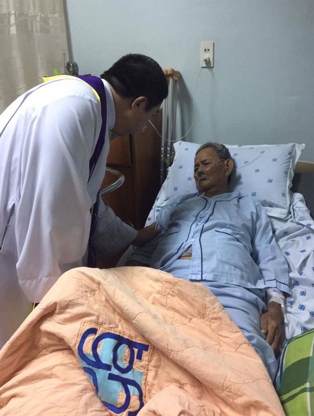 
Ba Phan Đinh T&ugrave;ng nhập viện v&agrave; đang trong cơn hấp hối.
