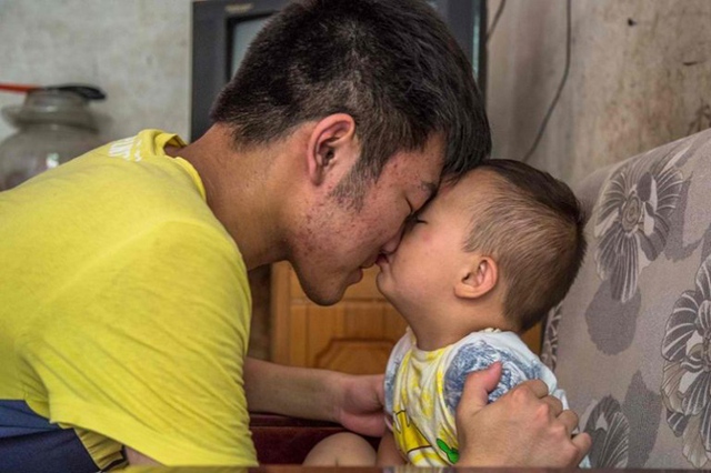 
Ma rất thương em trai m&igrave;nh.
