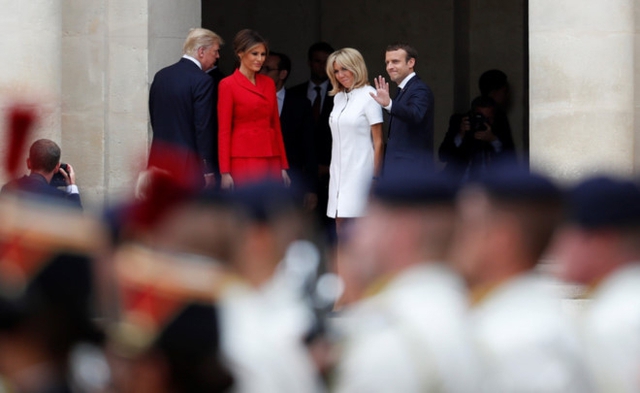 
Tổng thống Trump - Macron cùng hai phu nhân thăm Điện Invalides. Ảnh: Reuters.
