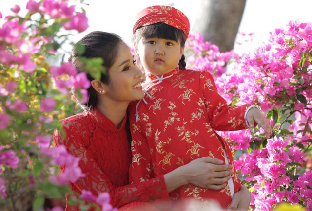 
Thảo Trang v&agrave; con g&aacute;i chụp ảnh chung. Ảnh: NVCC.
