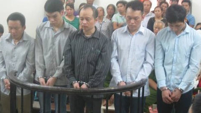 
Bị c&aacute;o Trần Văn Đương (đứng giữa) tại phi&ecirc;n t&ograve;a
