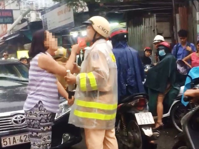 Người phụ nữ li&ecirc;n tục chỉ tay v&agrave;o mặt v&agrave; d&ugrave;ng những từ kh&oacute; nghe chửi bới CSGT