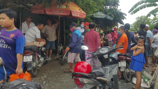 Nhiều người d&acirc;n t&ograve; m&ograve; đứng xem b&ecirc;n ngo&agrave;i. Ảnh: &Aacute;i Loan.
