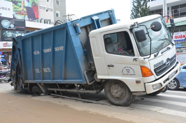 
Xe chở rác lọt hố tử thần trên đường Hai Bà Trưng. Ảnh: Thái Linh.
