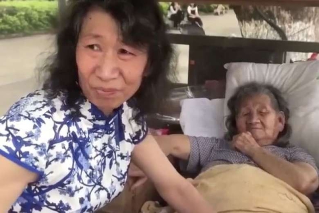 
Người đàn ông Trung Quốc hiếu thảo ăn mặc như phụ nữ suốt 20 năm để xoa dịu nỗi đau mất mát của mẹ
