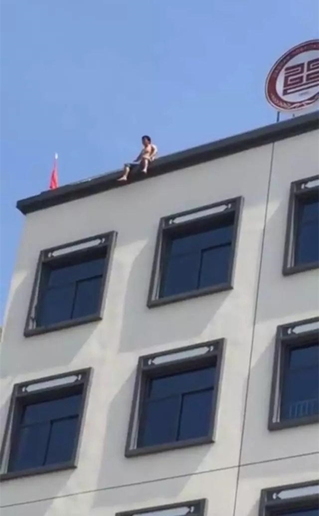 Người dân địa phương nhanh chóng gọi điện báo cảnh sát và chỉ sau đó ít lâu, lực lượng chức năng đã có mặt tại hiện trường.