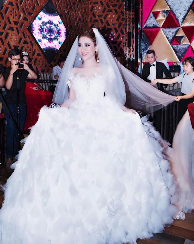 
Lâm Khánh Chi mặc váy cưới trong ngày sinh nhật.
