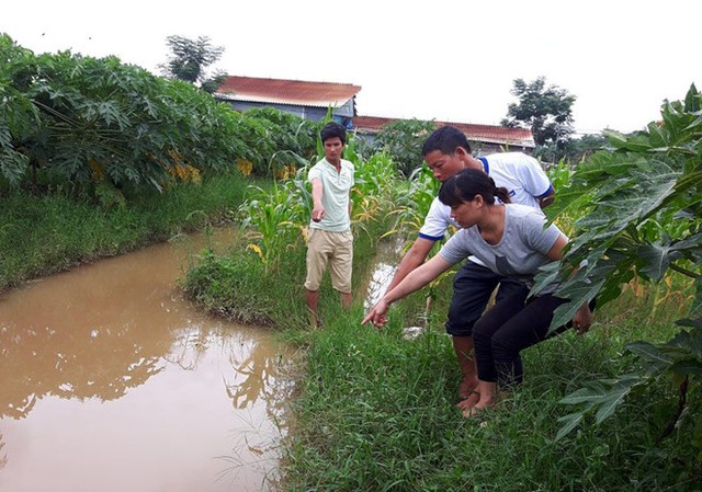 
Nơi phát hiện thi thể bé trai là rãnh nước tưới trong vườn đu đủ nhà một người dân cùng thôn, cách nhà nạn nhân khoảng 500 m. Ảnh: H.L.
