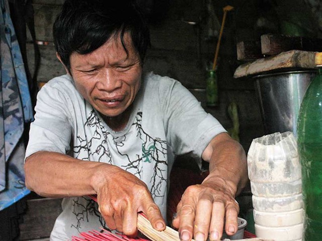 
Hàng ngày ông Trần làm nhang bán lấy tiền lo cho cuộc sống.
