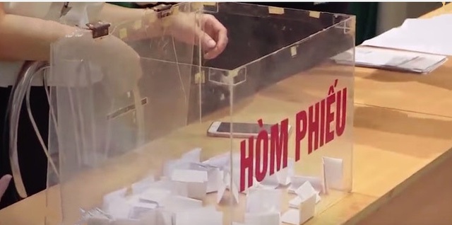 
Hòm phiếu may - rủi giành suất vào mầm non công lập.
