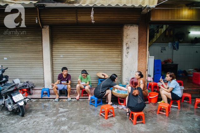 Hàng nộm bò khô không tên nổi tiếng đầu phố Gầm Cầu .