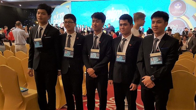 
Nguyễn Thế Quỳnh (thứ 4 từ trái sang) cùng đội tuyển Việt Nam tham dự Olympic Vật lý quốc tế tại Indonesia. Ảnh: Bộ GD-ĐT cung cấp
