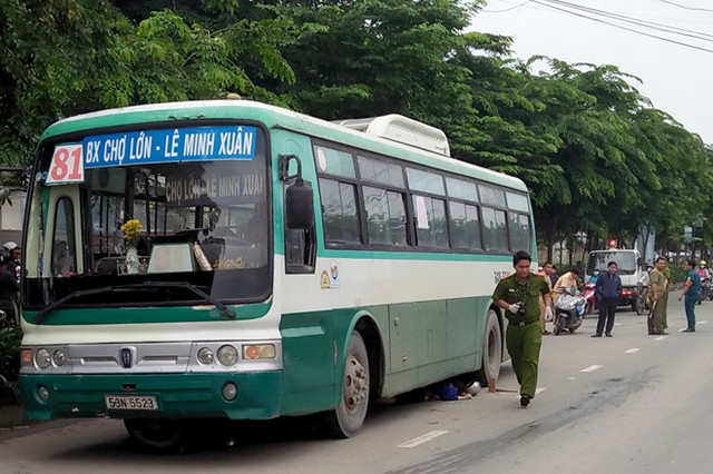 C&ocirc;ng an kh&aacute;m nghiệm hiện trường vụ tai nạn. Ảnh: Th&aacute;i Linh.