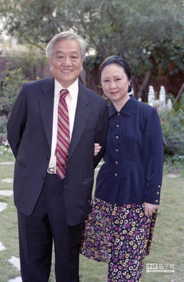 
Một tháng qua, Quỳnh Dao không thăm chồng ốm yếu.

