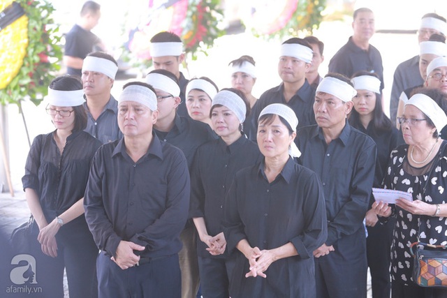 
Đám tang bà Phùng Thúy Lan - nữ nghệ sĩ violoncelle, BTV âm nhạc của Đài Tiếng nói Việt Nam - đã diễn ra vào sáng nay tại Nhà tang lễ Bộ Quốc Phòng. Con trai của bà, Nghệ sĩ Chí Trung - Giám đốc Nhà hát Tuổi Trẻ - cùng các con cháu đều có mặt đông đủ để tiễn đưa bà.
