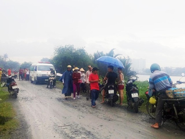 Đến khoảng 16h cùng ngày, thi thể người đàn ông đã được tìm thấy.