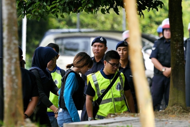 
Đoàn Thị Hương (áo xanh dương) được áp giải đến tòa án Sepang, Malaysia, trong phiên xét xử lần 3 hôm 30/5. Ảnh: Getty.
