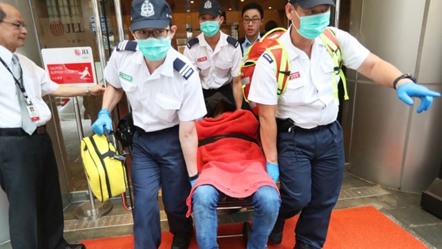 Nghi phạm được đưa tới bệnh viện Queen Mary. Ảnh: SCMP.
