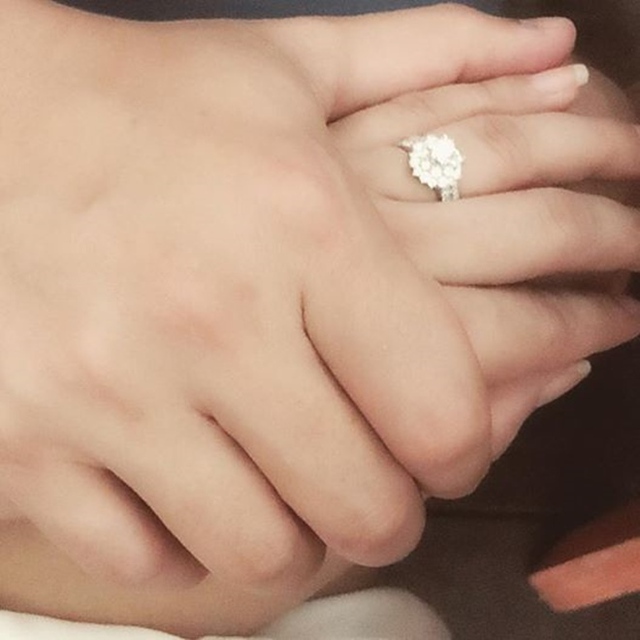 
Ngày 28/7 vừa qua, nam diễn viên Thành Đạt mua nhẫn kim cương tặng bà xã Hải Băng nhân dịp kỉ niệm tròn 1 năm đính hôn.
