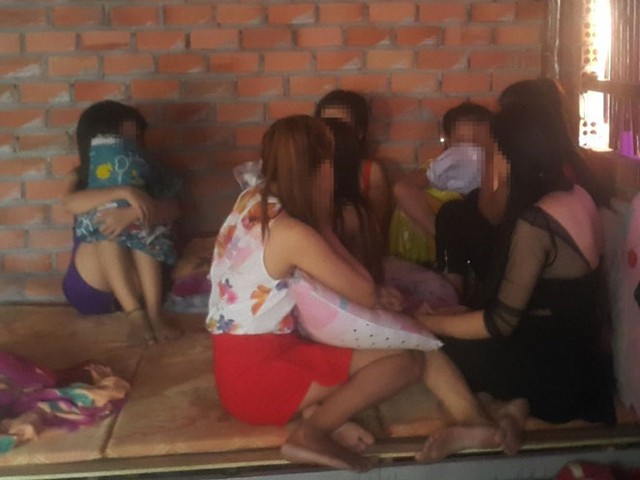 
C&aacute;c tiếp vi&ecirc;n tại một qu&aacute;n c&agrave; ph&ecirc; ở x&atilde; Phước Thiền, huyện Nhơn Trạch khi c&ocirc;ng an x&atilde; đến kiểm tra.
