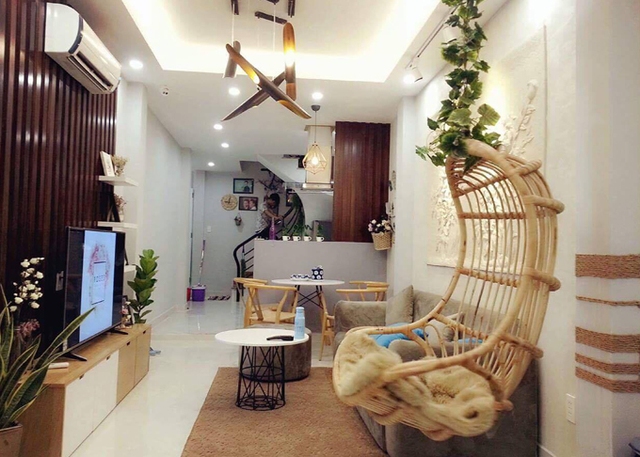 Ngay từ khi chọn TP HCM là nơi phát triển sự nghiệp, nhà thiết kế áo dài Minh Châu đã mơ đến một ngày được sở hữu ngôi nhà của riêng mình bởi anh tin rằng có an cư thì mới lạc nghiệp. Cuối cùng, sau 4 năm tích góp, Minh Châu đã có thể dọn về ngôi nhà nhỏ xinh xắn ở quận 3. Với anh, ngôi nhà không chỉ là chốn đi về mà còn giống như một bảo tàng để anh lưu giữ những kỷ niệm về người mẹ quá cố, về tuổi thơ khốn khó và về quá trình anh lớn lên cùng nghề thiết kế.