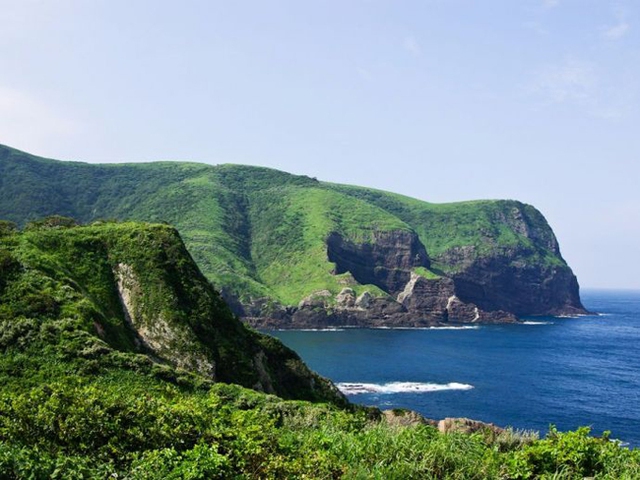 
Đảo Okinoshima ở t&acirc;y nam Nhật Bản được mệnh danh l&agrave; h&ograve;n đảo đ&agrave;n &ocirc;ng khi m&agrave; h&agrave;ng trăm năm qua kh&ocirc;ng hề c&oacute; b&oacute;ng d&aacute;ng phụ nữ. Mới đ&acirc;y, h&ograve;n đảo được đề cử v&agrave;o danh s&aacute;ch Di sản Thế giới của UNESCO do mang nhiều gi&aacute; trị văn h&oacute;a v&agrave; t&acirc;m linh b&iacute; ẩn.
