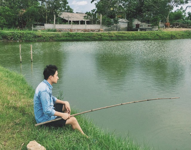 
Phan Mạnh Quỳnh an nhi&ecirc;n c&acirc;u c&aacute; tại qu&ecirc; nh&agrave; Nghệ An.
