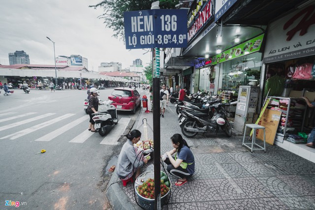 Nằm tại số 136 Lê Thánh Tôn (quận 1), hẻm nail mang đậm nét văn hoá đặc trưng của Sài Gòn - nơi cuộc sống vẫn luôn sôi động, nhộn nhịp ngay cả trong các hẻm nhỏ, ngõ nhỏ.