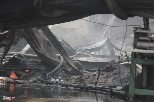 Một góc nhà xưởng bị đổ sập hoàn toàn do sức nóng của lửa.