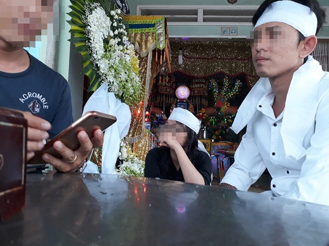 Chồng sắp cưới của chị Ng. (áo trắng) vẫn chưa hết bàng hoàng trước cái chết quá đột ngột của vợ tương lai. Ảnh: Xuyến Chi