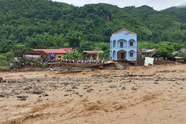 Thị trấn &Iacute;t Ong c&oacute; 46 ng&ocirc;i nh&agrave; nằm ven suối Nặm Păm bị lũ san phẳng.
