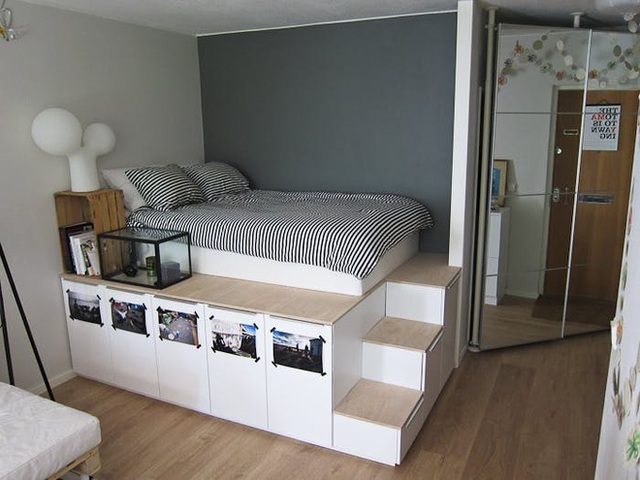 Phía thân giường sẽ là cả một kho chứa đồ rộng lớn một khi chiếc giường được thiết kế nâng độ cao để tích hợp tủ ở dưới. Ngay cả các bậc thang lên xuống giường cũng biến thành hộc ngăn kéo đựng đồ siêu tiện dụng.