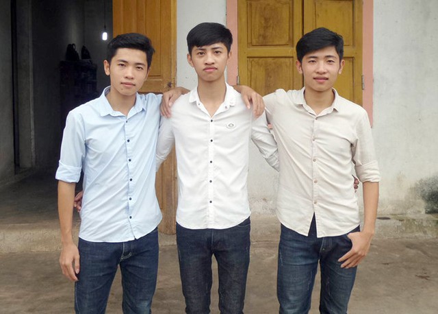 
Ba anh em Trọng (&aacute;o xanh), Vinh (giữa) v&agrave; Mạnh c&ugrave;ng đỗ v&agrave;o một trường qu&acirc;n đội. Ảnh: Ho&agrave;ng Lam.
