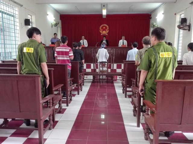 
Lực lượng 113 được huy động đến để bảo vệ phi&ecirc;n t&ograve;a xử bị c&aacute;o cha, bị hại con
